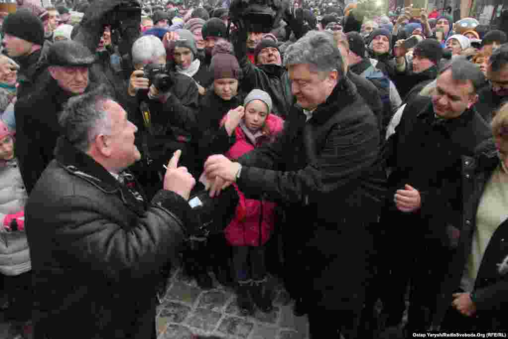 Спеціально для Петра Порошенка львівські колядники заспівали традиційних різдвяних пісень