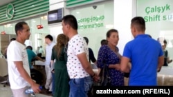 Ýurduň içinde gatnaýan uçarlara hyrydar mydama köp bolýar, emma tomus aýlarynda bilet gytçylygy has-da güýçlenýär. Türkmenistan (arhiw suraty).