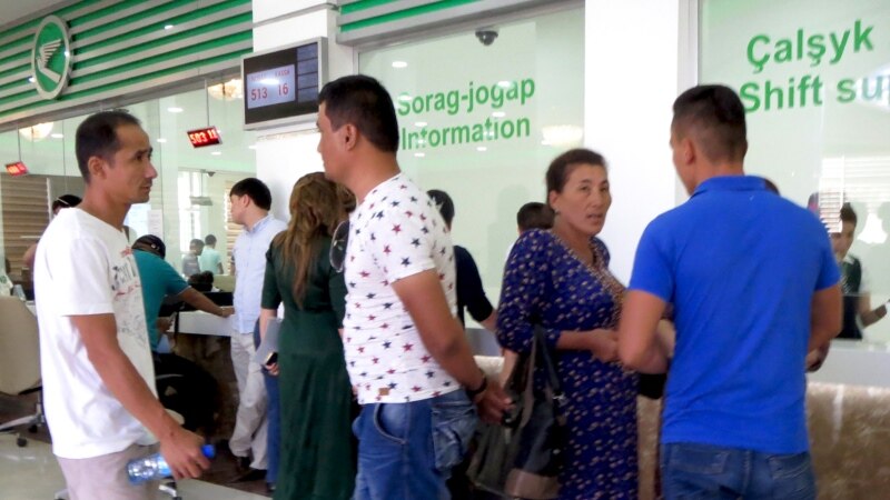 Türkmenabatda uçar biletleri gytaldy, ýolagçylar howa menzilinde gije-gündiz nobata durýar