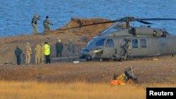 Hetuesit në vendin e përplasjes së helikopterit ushtarak amerikan 