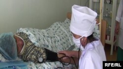 Tajikistan - a doctor and his patient, Dushanbe, Nov2009