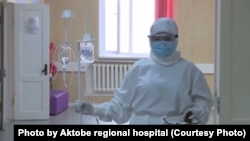 Медработник в так называемой красной зоне больницы, принимающей пациентов с COVID-19. Актобе, июль 2020 года.
