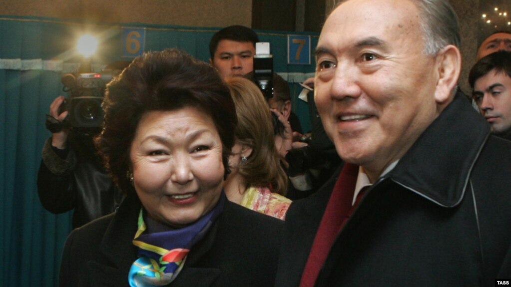 Президент Казахстана Нурсултан Назарбаев с супругой Сарой Назарбаевой на избирательном участке в Астане. 4 декабря 2005 года.