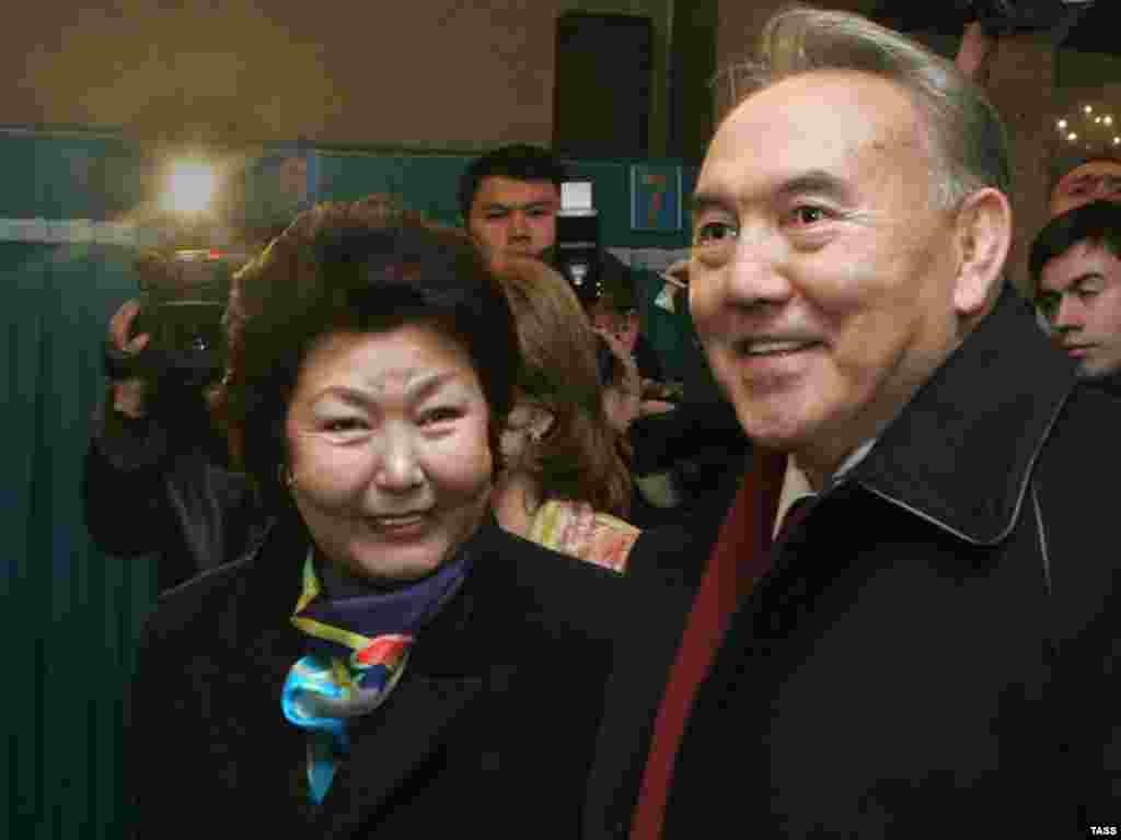 Во время президентских выборов, которые состоялись 4 декабря 2005 года, Нурсултан Назарбаев, по официальным данным, получил поддержку 91 процента избирателей, принимавших участие в голосовании, и был избран на пост президента Казахстана на семилетний срок. На снимке: Нурсултан Назарбаев с супругой Сарой Назарбаевой на избирательном участке.&nbsp; Астана, 4 декабря 2005 года. &nbsp;