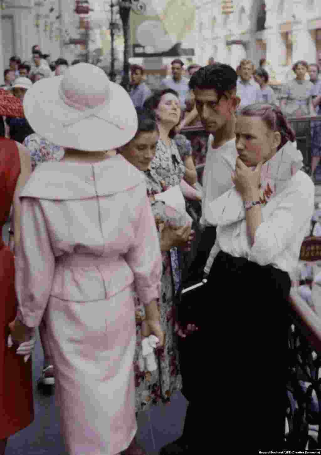 Французская модель прогуливается по ГУМу. Эти фотографии сделаны в июне 1959 года во время посещения Москвы группой моделей легендарного французского дома моды Кристиана Диора.&nbsp; &nbsp; &nbsp;