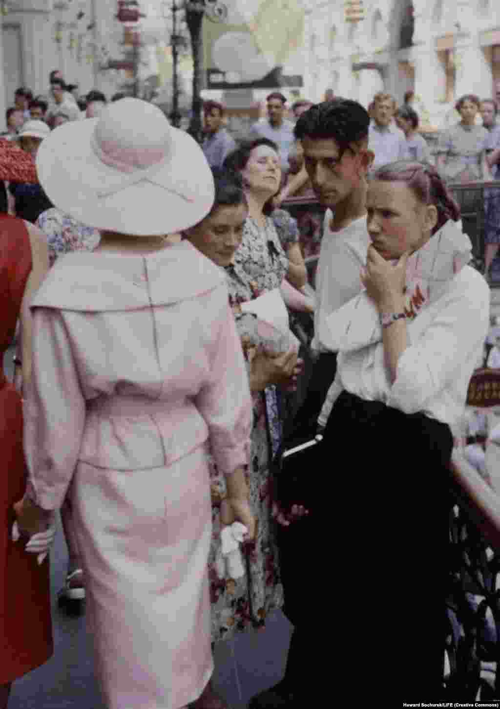 A model strolls through Moscow&rsquo;s bustling GUM department store. These pictures capture the June 1959 visit to Moscow of a group of models displaying the latest silhouettes from legendary French fashion house Christian Dior.