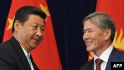 Президент Китая Си Цзиньпин (слева) и президент Кыргызстана Алмазбек Атамбаев. Бишкек, 11 сентября 2013 года.