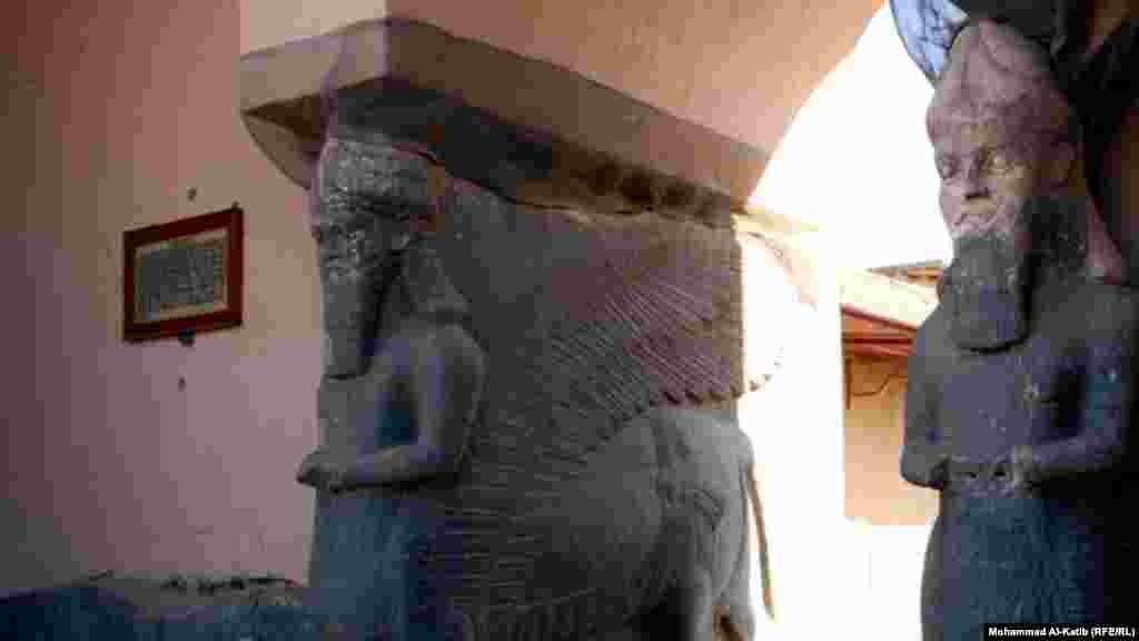 Скульптуры у арки в Нимруде.