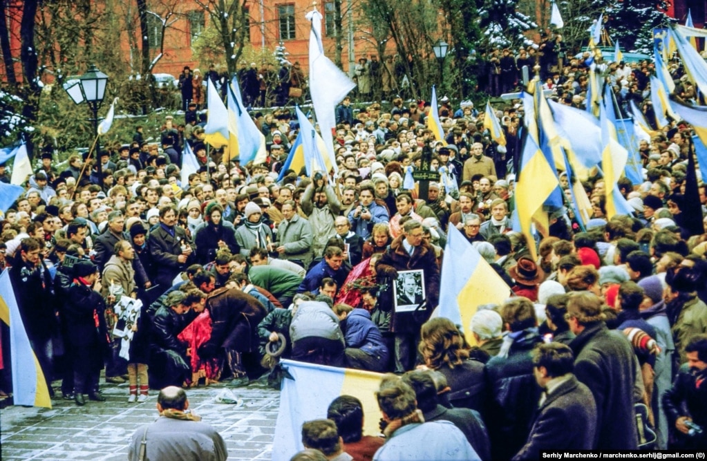 А от громадському діячеві Володимирові Шовкошитному, одному зі співорганізаторів перепоховання Стуса, Литвина та Тихого, тоді говорити не дуже хотілося. &laquo;На велелюдному жалобному мітингу на Байковому кладовищі промовляли колишні соратники героїв, я не говорив, розумів: починається політика. Не дуже й хотів говорити&hellip; Відчував, що й сам Стус переходить у нову якість &ndash; він стає символом незламності українського духу, взірцем жертовного служіння нації, Батьківщині та власному сумлінню. Промовці запалювали серця &ndash; чи то людські, чи то свої, &ndash; а люди стояли над могилами, в які зараз мали опустити три труни, і кожен думав про своє&raquo;, &ndash; пригадував він