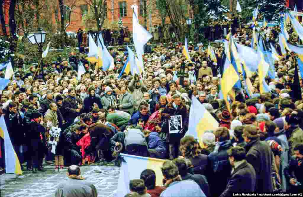 А от громадському діячеві Володимирові Шовкошитному, одному зі співорганізаторів перепоховання Стуса, Литвина та Тихого, тоді говорити не дуже хотілося. &laquo;На велелюдному жалобному мітингу на Байковому кладовищі промовляли колишні соратники героїв, я не говорив, розумів: починається політика. Не дуже й хотів говорити&hellip; Відчував, що й сам Стус переходить у нову якість &ndash; він стає символом незламності українського духу, взірцем жертовного служіння нації, Батьківщині та власному сумлінню. Промовці запалювали серця &ndash; чи то людські, чи то свої, &ndash; а люди стояли над могилами, в які зараз мали опустити три труни, і кожен думав про своє&raquo;, &ndash; пригадував він