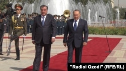 Президент Таджикистана Эмомали Рахмон и президент Казахстана Нурсултан Назарбаев. Душанбе, 14 сентября 2015 года.