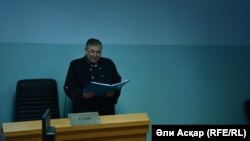 Қазоқистон - Додгустар Аслон Муканов ҳукми Жакислик Батановро мехонад. Оқтеппа, 23 феврали соли 2017.