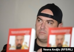 Bojan Jovanović na beogradskoj promociji knjige Mafija u crkvi, oktobar 2014.