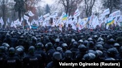 Учасники Всеукраїнської акції протесту «Кабмін на карантин!» біля будівлі Верховної Ради. Київ, 17 листопада 2020 року