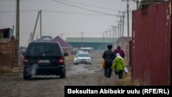 Дорога в одном из жилмассивов Бишкека. Иллюстративное фото. 