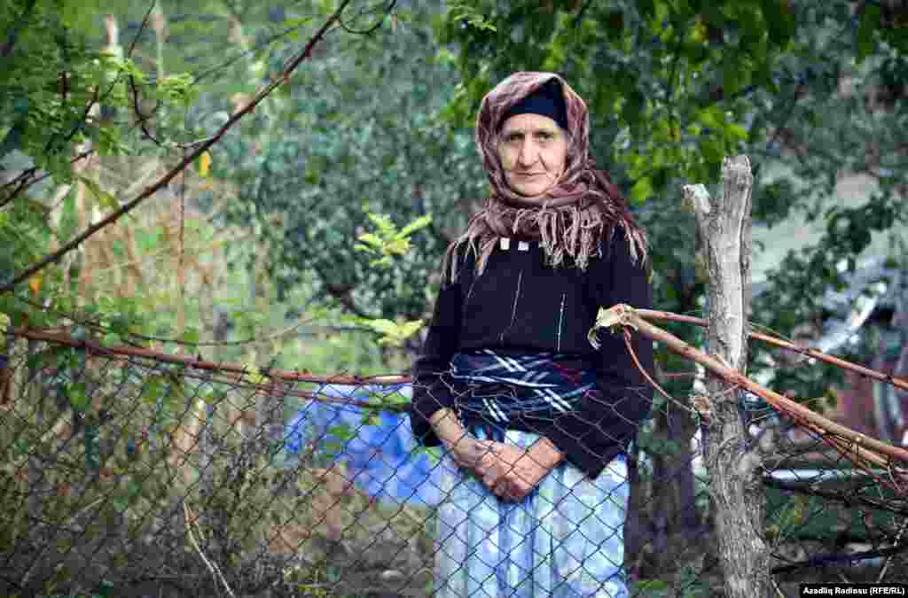 Kəndin yaşlıları cavanlara nisbətən daha çox öyrəşiblər bu çətinliklərə. 