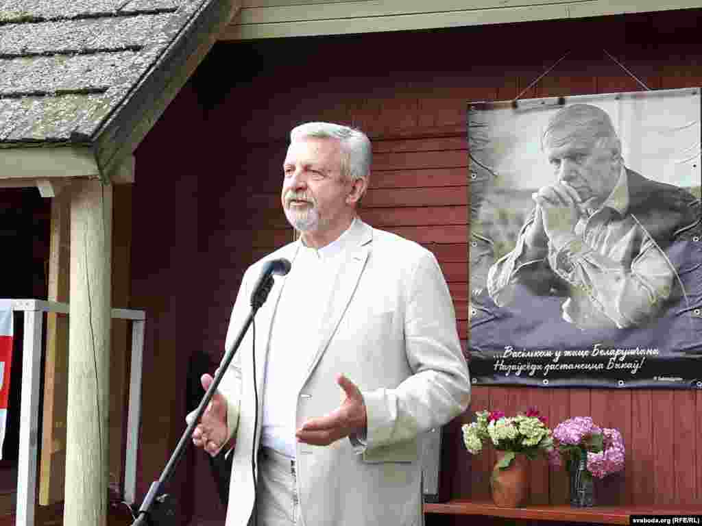 У 2008 годзе Аляксандар Мілінкевіч стаў заснавальнікам Прэміі імя Васіля Быкава «За свабоду думкі». Штогод ўганараваньне ляўрэатаў адбывалася ў роднай вёсцы Быкавы Бычкі. На фота: цырымонія 23 чэрвеня 2018 году