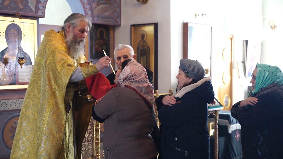 Amid Coronavirus Pandemic, Kazan Congregation Shares Communion Spoon