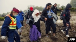 Magyar rendőrök irányításával vonulnak menekültek, miután átlépték a magyar-horvát határt Zákány közelében 2015. október 16-án 