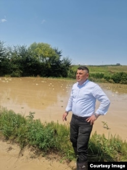 Behar Thaqi gjatë inspektimeve të dëmeve të shkaktuara nga kushtet atmosferike.