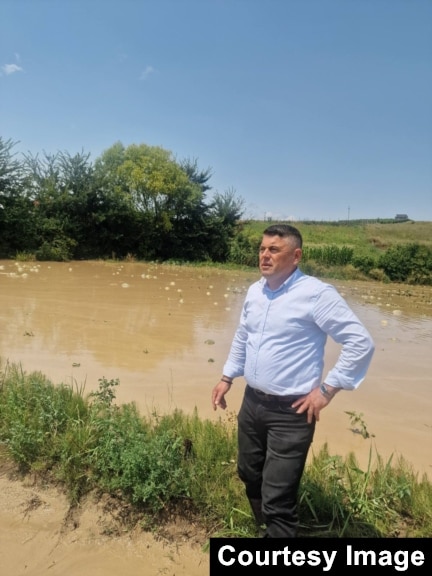 Behar Thaqi gjatë inspektimeve të dëmeve të shkaktuara nga kushtet atmosferike.