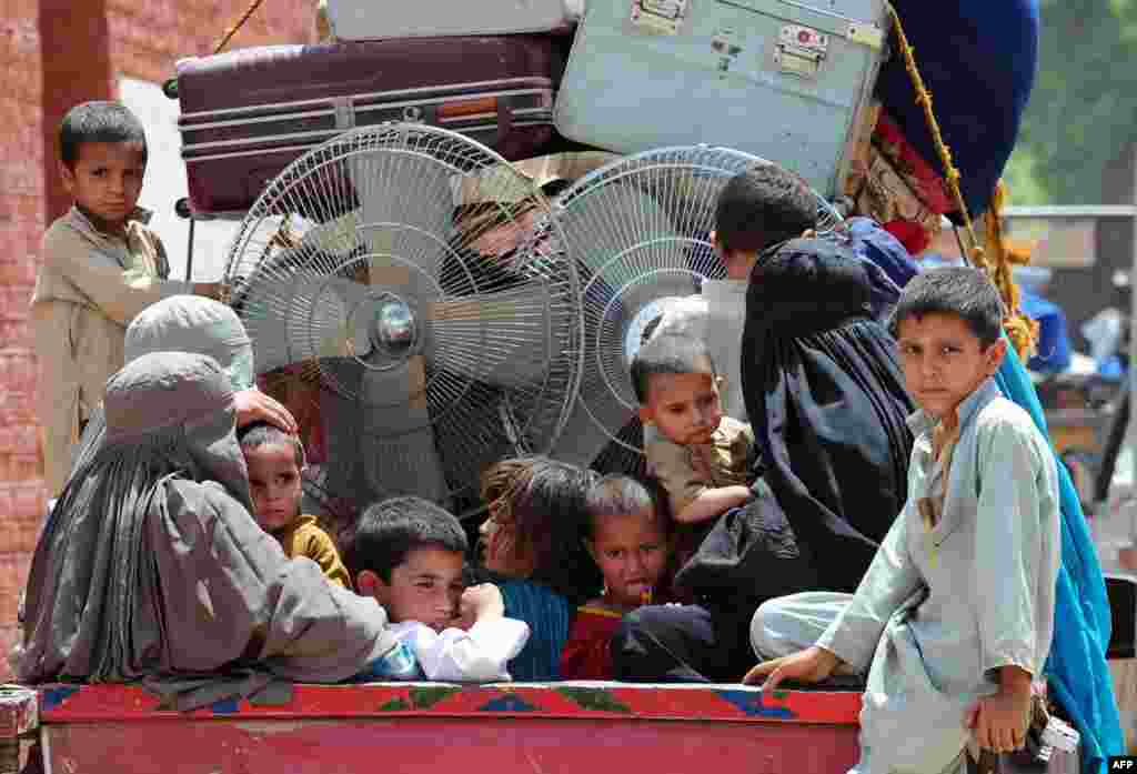 Pakistan - Evakuacija zbog operacija protiv militanata, Bara, 7. maj 2012. 