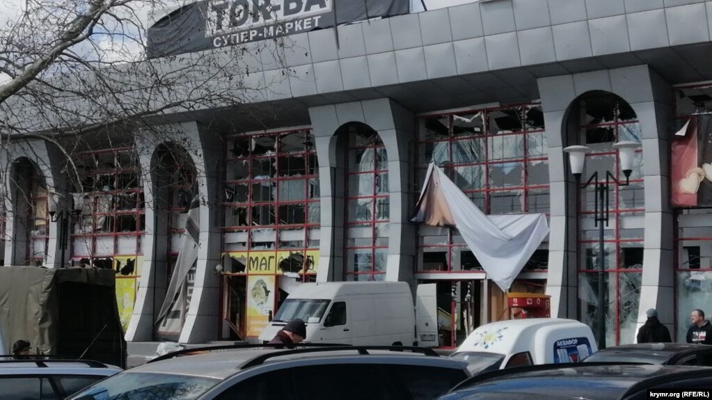 Наслідки вибуху снаряда, який упав на зупинку міського транспорту у Миколаєві 4 квітня 2022 року (фото ілюстраційне)