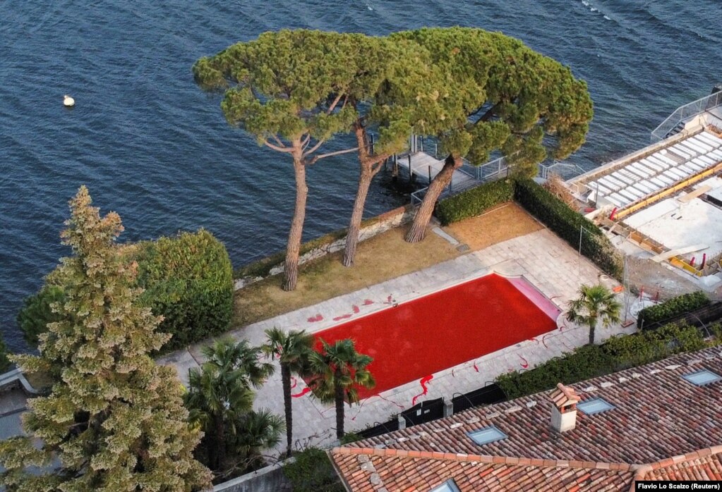 Pishina e vilës së prezantuesit televiziv rus, Vladimir Solovyov, e vandalizuar me ngjyrë të kuqe. Vila ndodhet pranë Liqenit Komo në Itali. Fotografia është realizuar me dron.