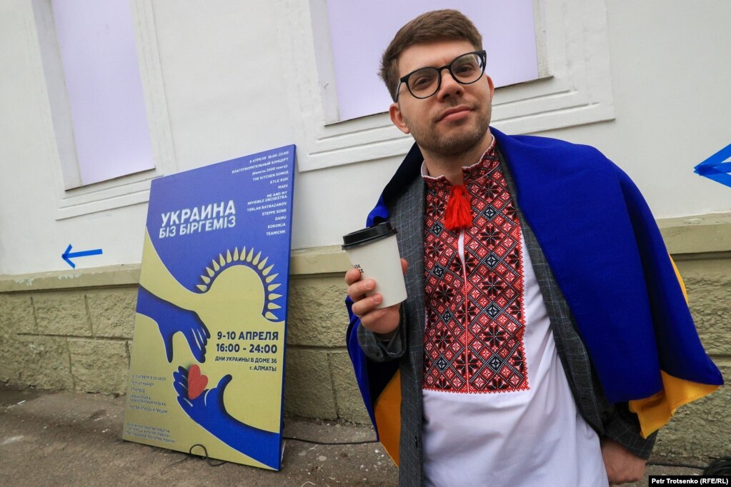 Një shembull i multi-kulturalizmit kazak, ku veshjet tradicionale ukrainase prodhohen në Uzbekistan. “Nuk ka këmisha të qëndisura në përmasat tuaja. Gjithçka u mor dje”, i tha një shitëse një klienti. “Sot mund të blesh atë që ka mbetur. Ju mund të bëni një porosi, por ne nuk do ta sjellim atë menjëherë, sepse i bëjmë në Uzbekistan".