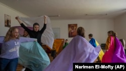 Apácák játszanak a menekült gyerekekkel a hosivi kolostorban 2022. április 6-án