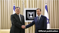 Посол Армении в Израиле Арман Акопян (слева) и президент Израиля Ицхак Герцог, Тель-Авив, 7 апреля 2022 г.
