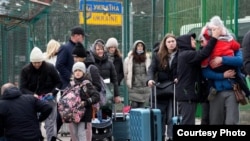Эвакуированные жители Украины на пути в Варшаву
