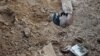 Tijelo delimično prekriveno u masovnoj grobnici u Buči, blizu Kijeva. Ukrajinski zvaničnik je rekao 10. aprila da je još jedna masovna grobnica pronađena u selu Buzova, kod ukrajinske prijestolnice.