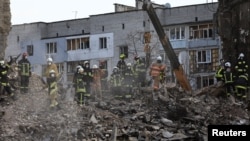 Към момента продължават спасителните операции. Украински екипи се опитват да извадят стотици затрупани под останките на сгради