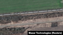 Кампанія Maxar Technologies у нядзелю апублікавала спадарожнікавыя здымкі, на якіх бачна, як 12-кілямэтровая калёна расейскай ваеннай тэхнікі рухаецца па Харкаўскай вобласьці Ўкраіны.