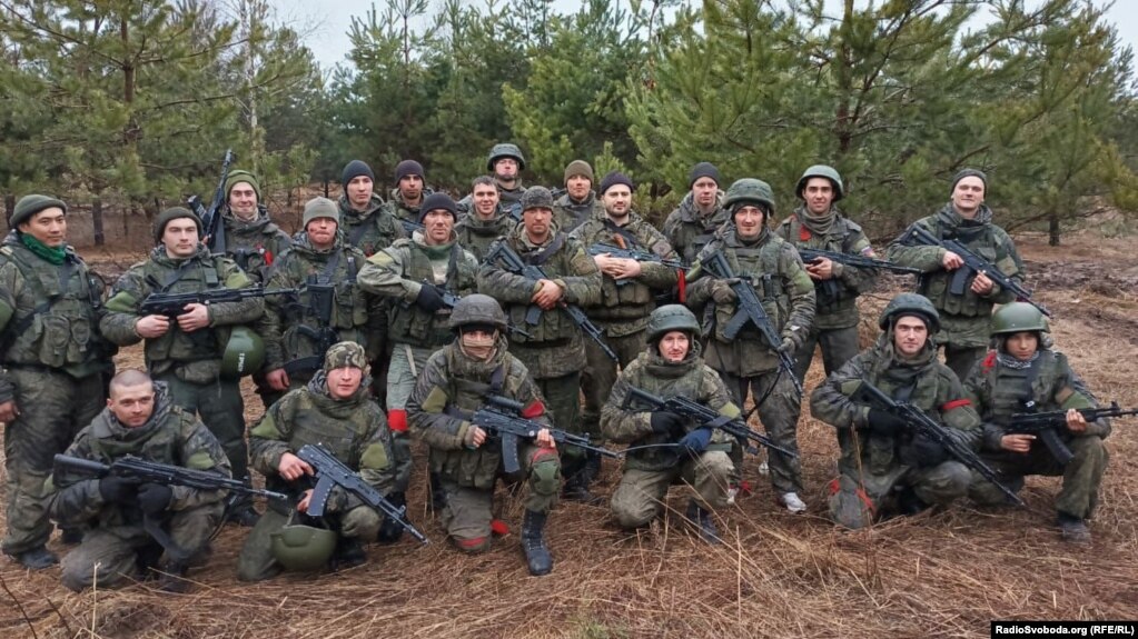 Російські солдати зробили колективне фото під час вторгнення в Україну. Березень 2022 року. Чернігівщина 