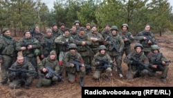 Військовослужбовці російської армії з характерними червоними елементами на одязі, ймовірно, у Чернігівській області