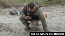 Ուկրաինայի ԶՈՒ սակրավորը հավաքում է կասետային ռումբերի չպայթած մասերը, արխիվ