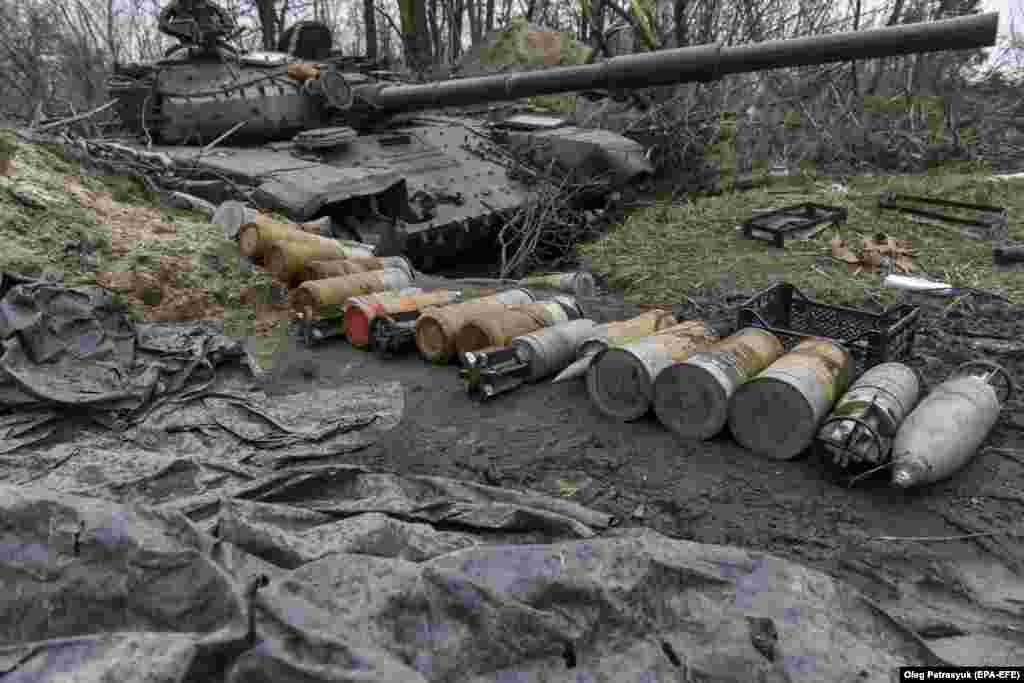 Снаряды у захваченного российского танка в окрестностях Киева 5 апреля 2022 года. Украинская власть призвала мирных жителей не разводить огонь и предостерегать детей, чтобы не приближались, не брали в руки и ни в коем случае не разбирали незнакомые им предметы или те, которые похожи на снаряды и мины