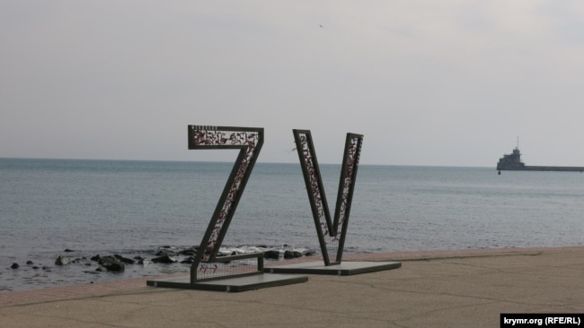 Буквы Z и V на набережной в Феодосии, Крым, апрель 2022 года