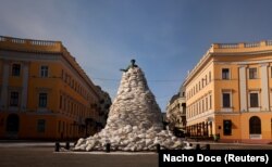 Un monument al fondatorului orașului, ducele de Richelieu, este acoperit cu saci de nisip pentru a fi protejat, Odesa, Ucraina, 12 martie 2022.