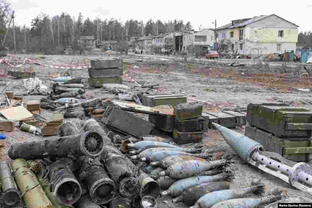 Собраные и посортированые неразорвавшиеся боеприпасы, включая 120-миллиметровые минометные снаряды и каркас кассетной бомбы (справа). Чернигов, 6 апреля 2022 года