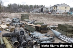 Неразорвавшиеся снаряды сортируют и складывают недалеко от села Ягодное Черниговской области, 6 апреля 2022 года