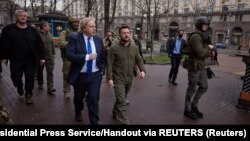 Premierul Marii Britanii, Boris Johnson, s-a aflat sâmbătă, 9 aprilie 2022, la Kiev. „Până acum, am trimis ajutor militar ca Ucraina să nu fie înfrântă, nu ca să câștige. Acest lucru trebuie să se schimbe”, a declarat un parlamentar britanic, citat de BBC. 