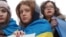 Участницы антивоенного митинга в поддержку Украины в Варшаве