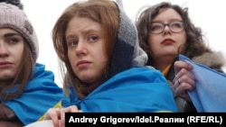 Участницы антивоенного митинга в поддержку Украины в Варшаве