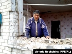 Віктор Вікторович втратив своє житло внаслідок обстрілу, але продовжує там залишатися. Живе в кухні, яка частково вціліла. Оріхів, Запорізька область. Квітень 2022 року