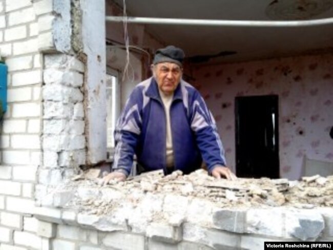 Виктор Викторович потерял свое жилье в результате обстрела, но продолжает там оставаться.  Живёт в частично уцелевшей кухне.  Орехов, Запорожская область.  Апрель 2022 года