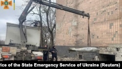 Саперы ГСЧС изъяли неразорванную авиационную бомбу ФАБ-500 в Харькове, март 2022 года