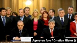 Gabriel Oprea a intrat în marea politcă în 2009, ca ministru de Interne în guvernul Boc, un guvern de mare coaliție PSD-PDL. Și-a continuat cariera în guvernul Ponta și a părăsit funcția pe fondul protestelor Colectiv.